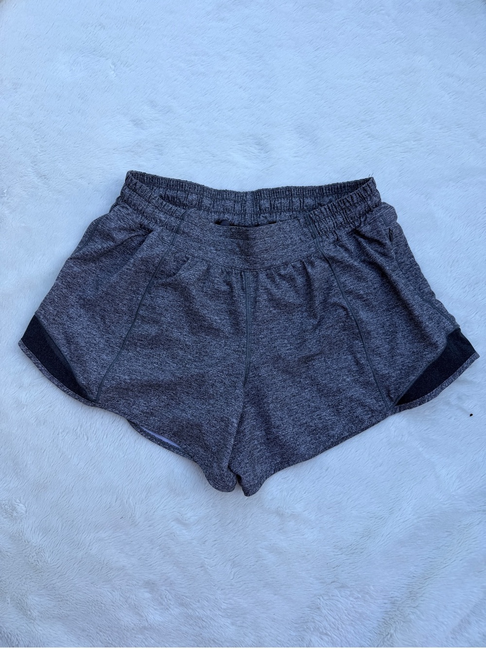 lululemon athletica hotty hot II long 4”Women's Heathered black Athletic Shorts - Picture 2 of 6